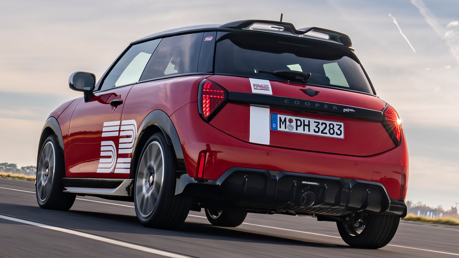 Το νέο MINI Cooper 1965 Victory Edition προσφέρεται στις εκδόσεις John Cooper Works, John Cooper Works Electric και Cooper S. 